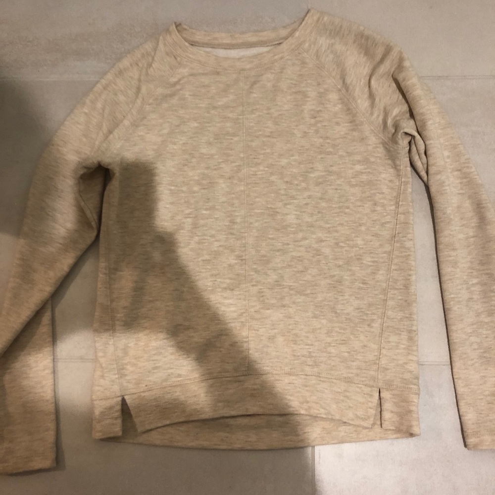 Creme sweater/sweatshirt